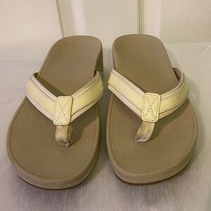VIONIC High Tide Flip Flops Wedge Thongs Sandal Size 9 Cream Patent Leather